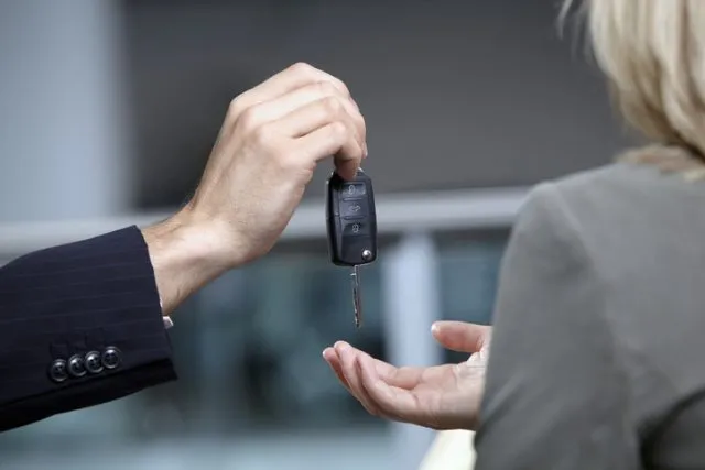 Leasing czy zakup samochodu – co się bardziej opłaca w 2021 roku?